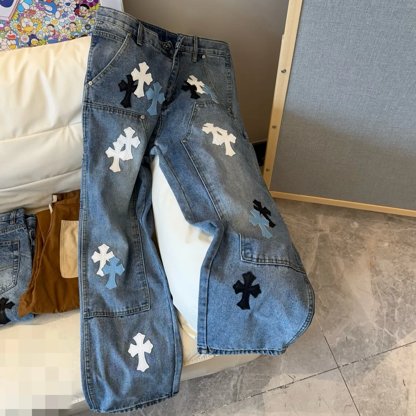 P280 model number: D328 Chrome Hearts Chrome Hearts Straight Lumberjack Overalls. Heavy canvas material, double-layer fabric on the knees, and multiple small pocket designs are the most recognizable features of the Lumberjack Pants. This trousers style was first created by Carhartt, and has been reinterpreted by many brands as the times evolve. These Crow Heart light blue logging overalls are based on the Carhartt pants with some improvements and added elements‼ ️Color #Washed Blue Size #28-36 (s m l Pants opening 22 XXL waist 94 hips 118 pants length 110 pants opening 23